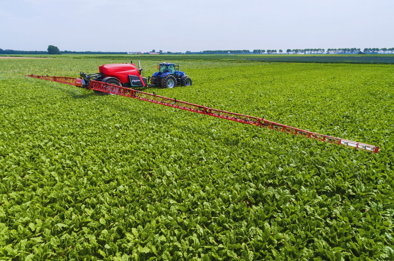 Jaki opryskiwacz wybrać? - Polowy zawieszany czy samojezdny. Na zdjęciu: Kverneland iXtrack T6