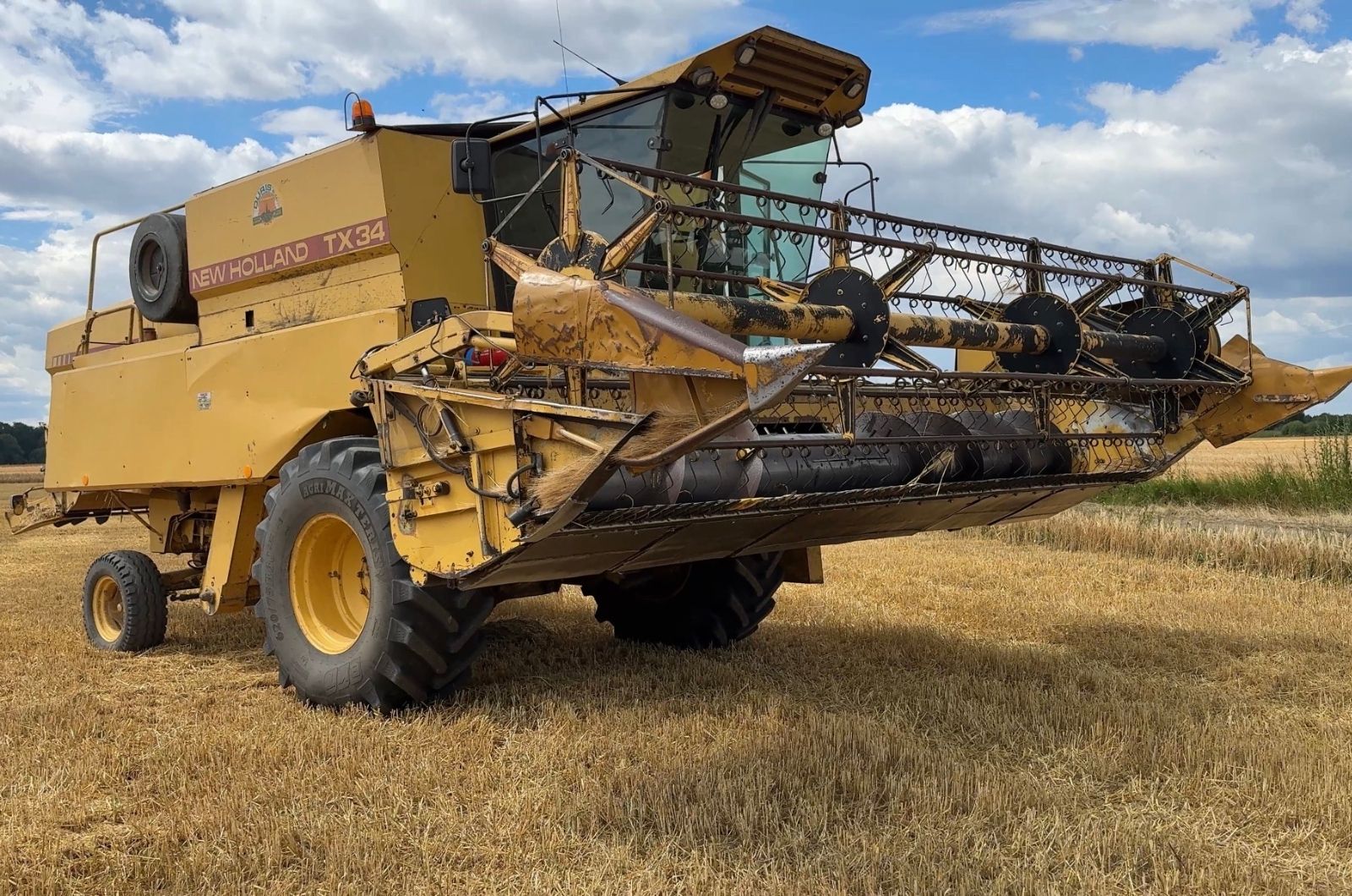 Żniwa jęczmienia — Jak radzi sobie wysłużone New Holland TX 34?